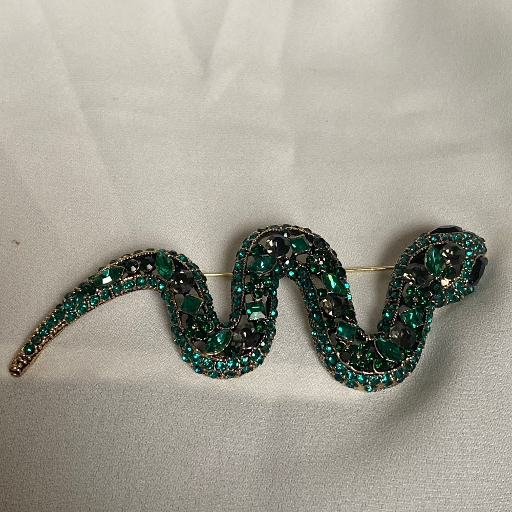 Snake pin